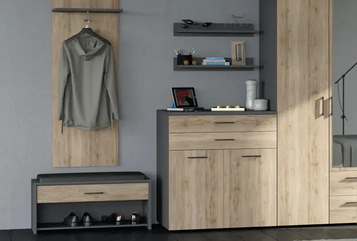 Garderobenpaneel mit grauem Oberteil und Haken, darunter Bank mit Schublade und Schuhen, daneben Holz-Kommode mit Schubladen und zwei Wandregalen.